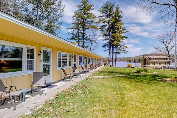 Na zdjęciu widoczny jest obiekt King Birch Lake Homes położony w mieście Alton.