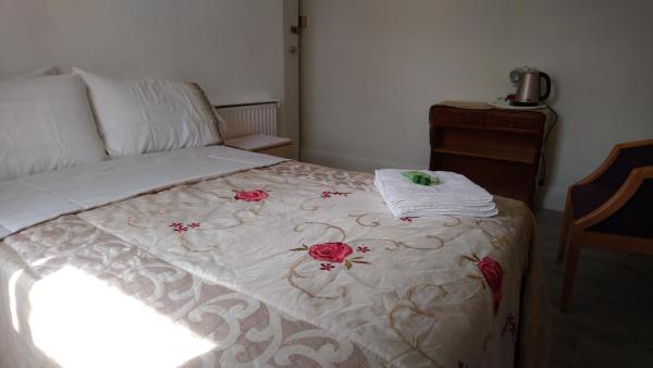 På billedet ses objektet Renovated 4-Bed Home Sleeps 9 with Parking & Spa beliggende i byen Blackpool.