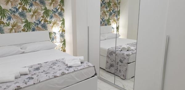 Na zdjęciu widoczny jest obiekt Partenope&Ulisse House Napoli położony w mieście Neapol.