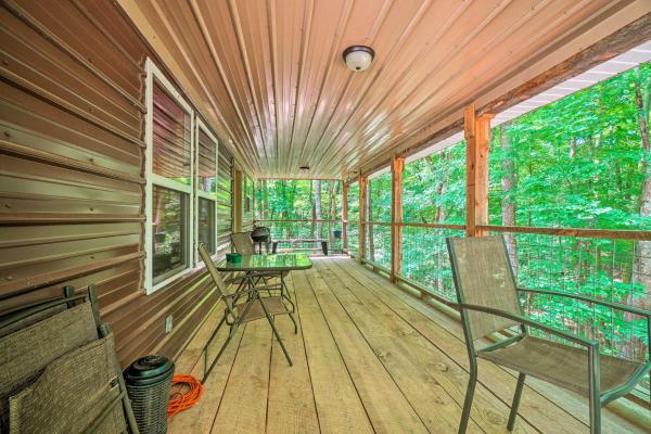 A la foto es mostra l'objecte Peaceful Decatur Cabin with Grill and Fire Pit! situat a la ciutat de Decatur.