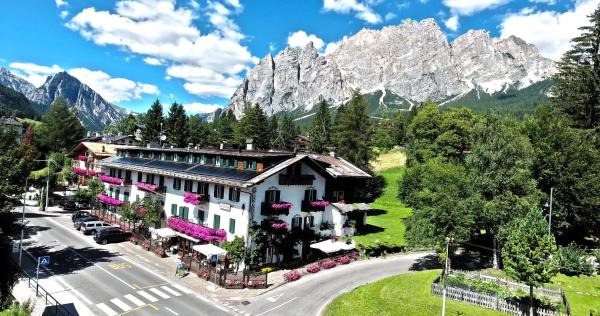 The photo shows the Hotel Menardi located in the city of Maion.