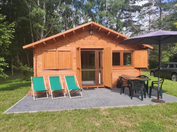På billedet ses objektet Domek mazurski ze świerka syberyjskiego z klimatyzacją beliggende i byen Karwik.