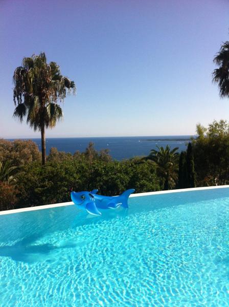 La photo montre l'objet Cannes Eden résidence de luxe piscine tennis situé dans la ville de Vallauris.