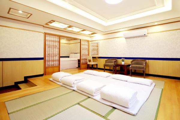 The photo shows the Phoenix Pavilion Hot Spring Hotel located in the city of Taipei.