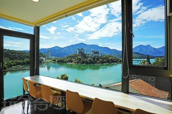The photo shows the Zhaohong homestay located in the city of Yuchi.
