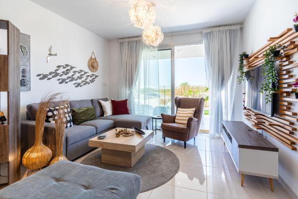 Lemon Tree 1-br Apt With Terrace & Pool In Livadia - Cypr