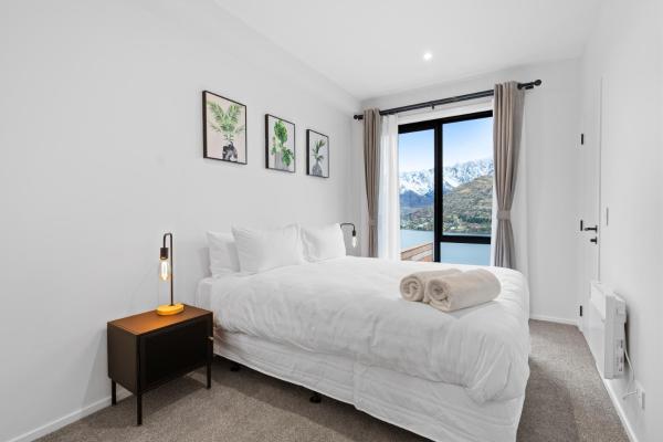 Kuva 8: Spa, Mountains & Lake