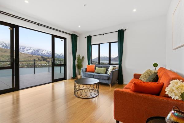 Kuva 3: Spa, Mountains & Lake