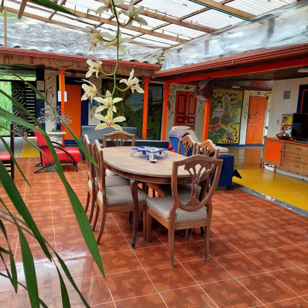 Na zdjęciu widoczny jest obiekt Hostal La Pijaraña położony w mieście Salento.