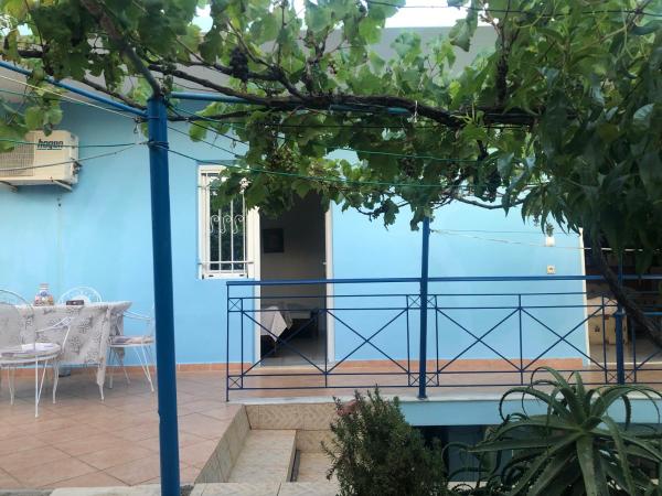 A la foto es mostra l'objecte Dina House situat a la ciutat de Himare.