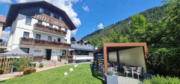Na zdjęciu widoczny jest obiekt Hotel Tarvisio Four Seasons położony w mieście Tarvisio.