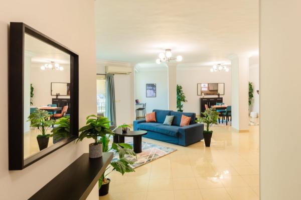 Foto 7: Distinct & Decent 2 BDR Apt Steps From Nightlife and Airport
