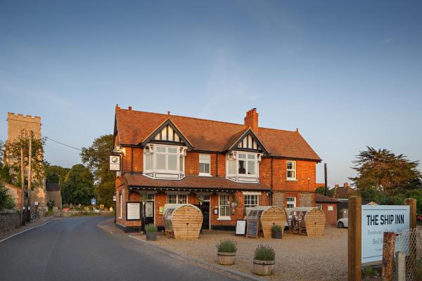 På billedet ses objektet The Ship Inn beliggende i byen Weybourne.