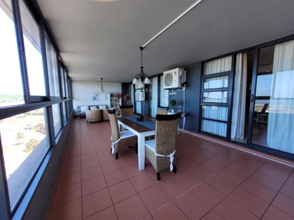 Photo 8 : Accommodation Front - Fabulous 4 Sleeper with Jaw - dropping Views