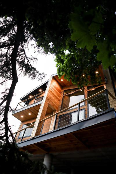A la foto es mostra l'objecte Luxury Alpine Treehouse situat a la ciutat de Holladay.
