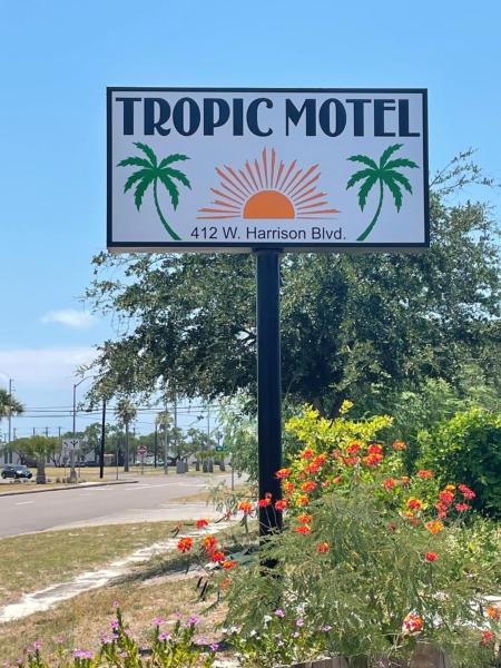A la foto es mostra l'objecte Tropic Motel situat a la ciutat de Aransas Pass.