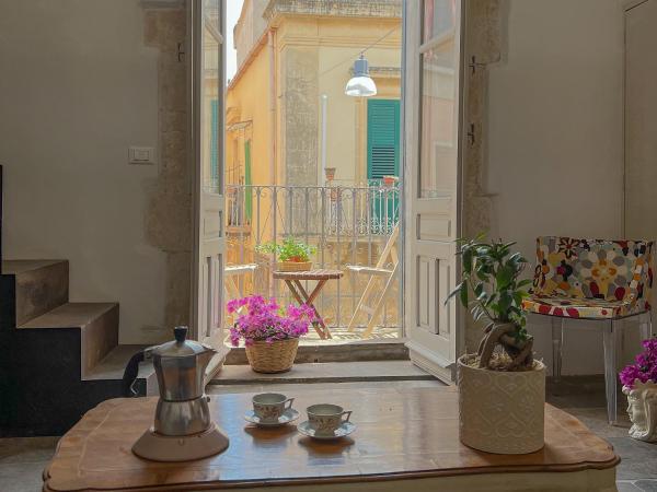 A la foto es mostra l'objecte Casa Licia situat a la ciutat de Noto.