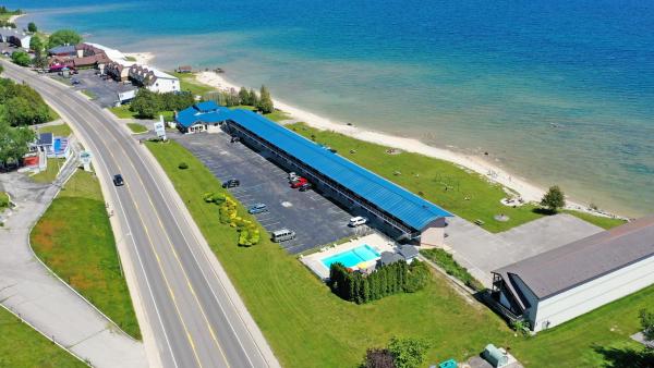 Na zdjęciu widoczny jest obiekt Days Inn & Suites by Wyndham St. Ignace Lakefront położony w mieście Evergreen Shores.