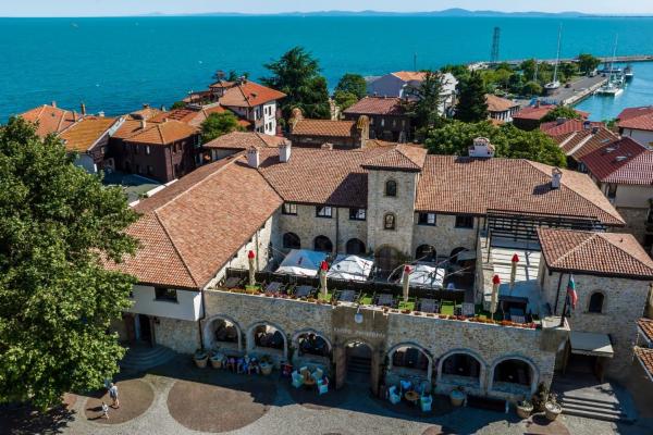 Na zdjęciu widoczny jest obiekt Castro Mesembria Boutique Hotel położony w mieście Nesebyr.
