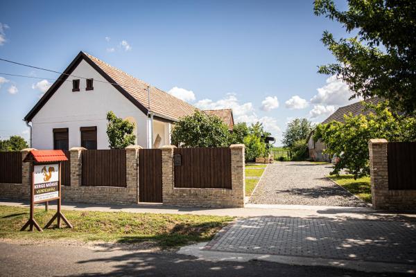 Na fotografii je vidět objekt Kergemókus Vendégház nacházející se ve městě Nagyberki.