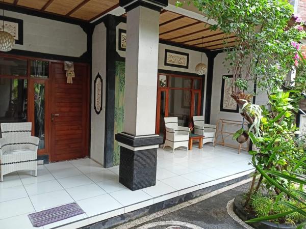 A la foto es mostra l'objecte Rumah Askara situat a la ciutat de Lovina.
