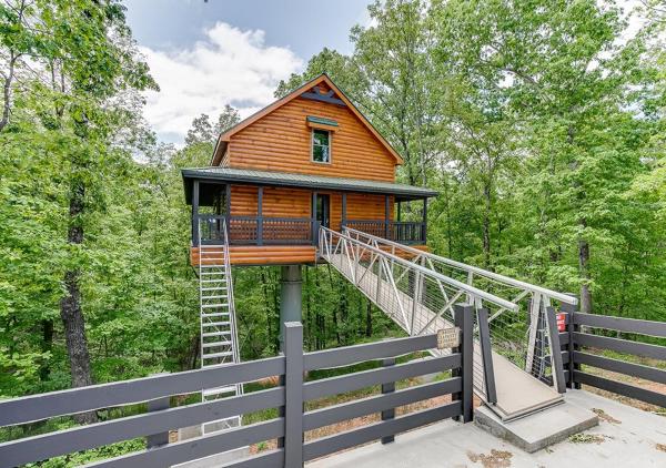 A la foto es mostra l'objecte Sky's the Limit Treehouse Near Helen, Georgia situat a la ciutat de Rogers Mill.