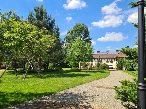 Na zdjęciu widoczny jest obiekt Hotel & Restauracja Timberland położony w mieście Bełk.
