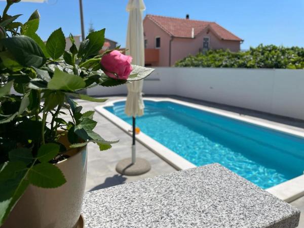 The photo shows the Apartment Edita Plano Trogir with private pool located in the city of Plano.