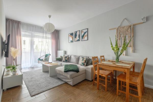 Na fotografii je vidět objekt Boho Apartment Janów z miejscem parkingowym nacházející se ve městě Stróża.