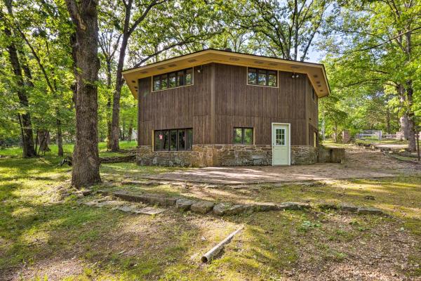 Auf dem Foto ist das Objekt Rogers Cabin with Direct Access to Beaver Lake! in der Stadt Garfield zu sehen.
