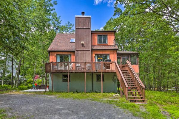 På billedet ses objektet Bushkill House with Deck and Community Amenities! beliggende i byen Bushkill.