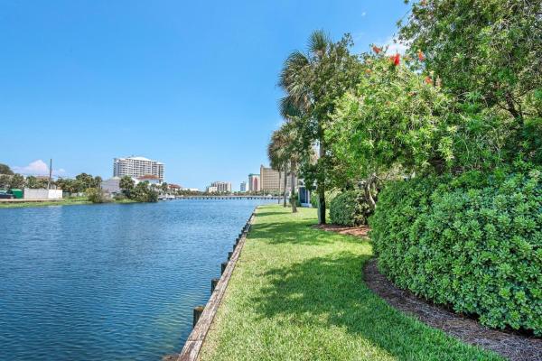 A la foto es mostra l'objecte Shoreline Towers Townhouse 4-1 situat a la ciutat de Destin.