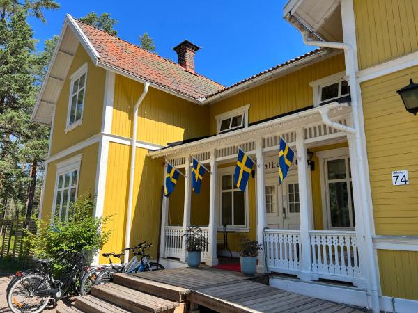 Na zdjęciu widoczny jest obiekt Hedenstugan B&B Hotel położony w mieście Lingbo.