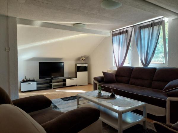 A la foto es mostra l'objecte Apartment EM 2 situat a la ciutat de Tuzla.
