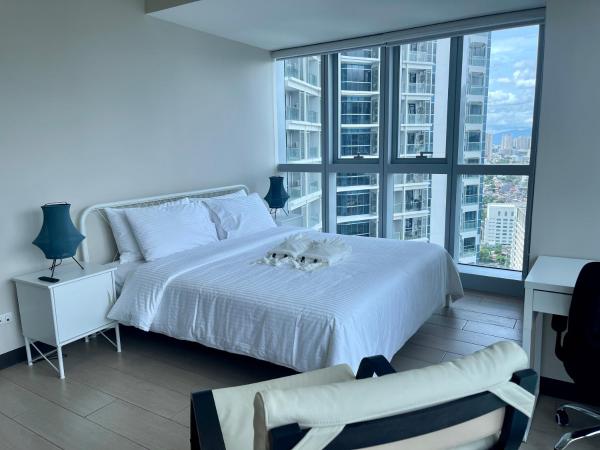 A la foto es mostra l'objecte Bright 2-bedroom condo with pool in BGC Uptown situat a la ciutat de Manila.