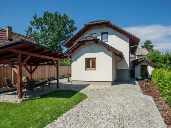 Na zdjęciu widoczny jest obiekt Holiday Home Dehtáře by Interhome położony w mieście Pištín.