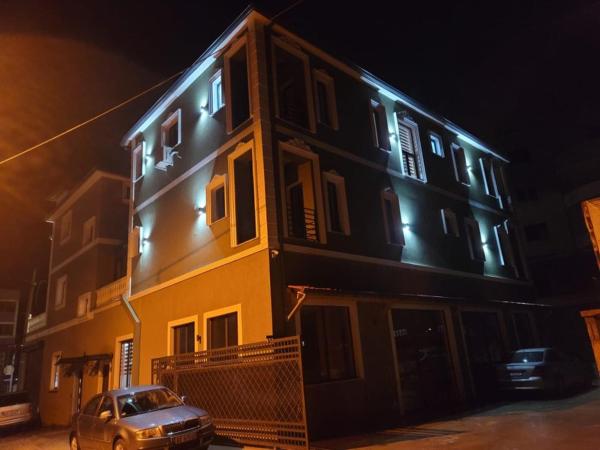 A la foto es mostra l'objecte Vila Isi situat a la ciutat de Maliq.