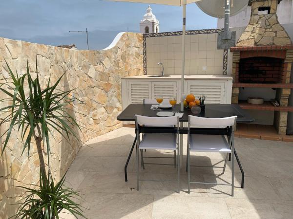 På bildet vises objektet House with a BBQ terrace in the centre of Lagos som ligger i byen Lagos.