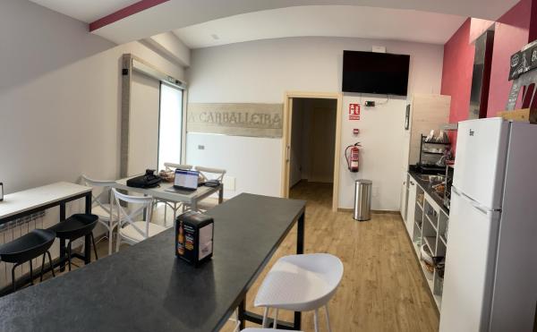 Na zdjęciu widoczny jest obiekt Albergue a Carballeira położony w mieście Roupar.
