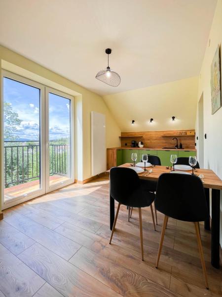 Na zdjęciu widoczny jest obiekt Apartament Ptasi Śpiew położony w mieście Rabka.