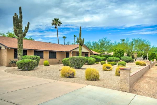A la foto es mostra l'objecte Modern Glendale Desert Destination with Patio! situat a la ciutat de Phoenix.