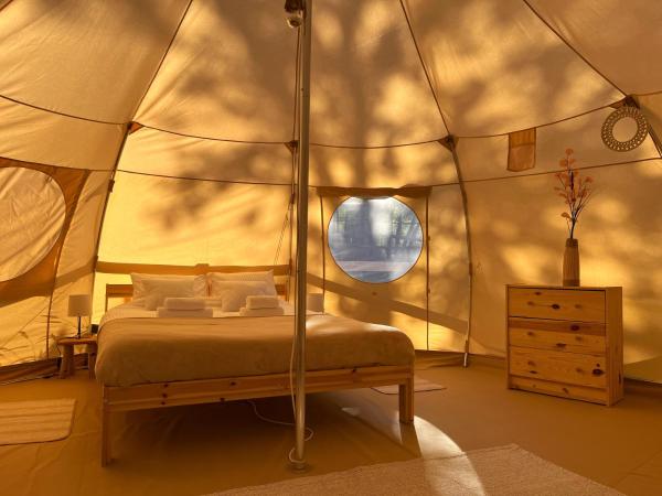 Auf dem Foto ist das Objekt Flore's Garden Glamping in der Stadt Bran zu sehen.