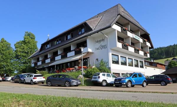 Na zdjęciu widoczny jest obiekt Hotel Kreuz Höhengasthof położony w mieście Breitnau.