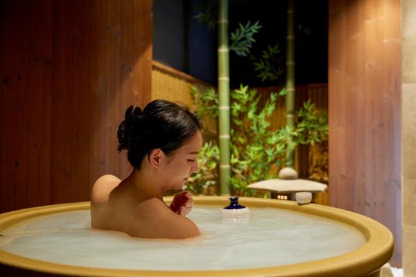 På billedet ses objektet 古今 天下茶屋 with a private parking lot and a half open-air bath and direct to KIX beliggende i byen Osaka.