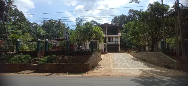 Na foto é possível ver o objeto Me-Family localizado na cidade de Kavudupelella.