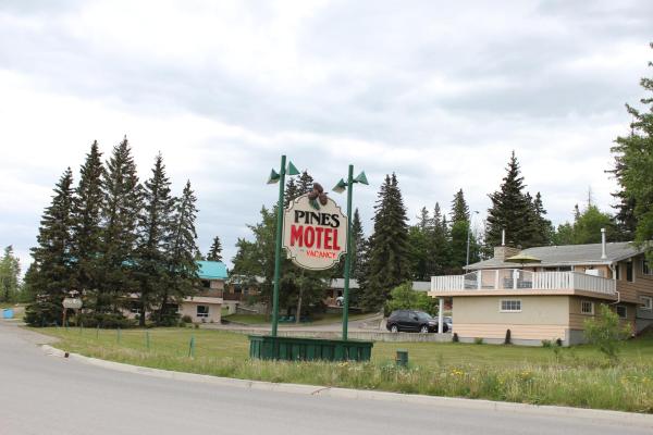 A la foto es mostra l'objecte Pines Motel situat a la ciutat de Hinton.