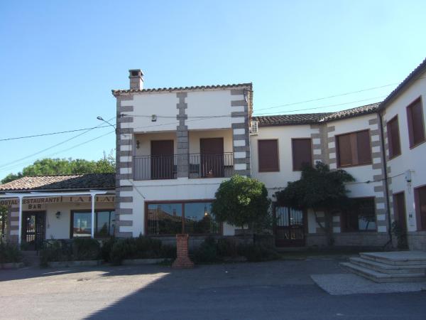 På bildet vises objektet Hostal La Plata som ligger i byen La Calzada de Oropesa.