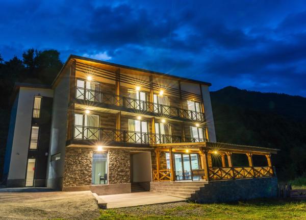 A la foto es mostra l'objecte Hotel Latveli Mestia situat a la ciutat de Mestia.