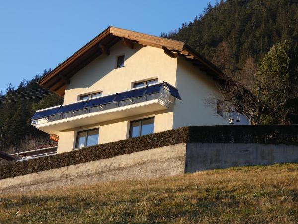 A la foto es mostra l'objecte Haus Alpenrose situat a la ciutat de Trins.