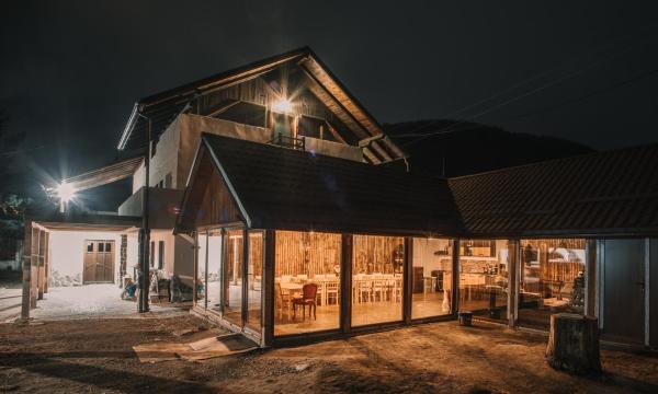 Na zdjęciu widoczny jest obiekt Vama veche de la Bran położony w mieście Bran.